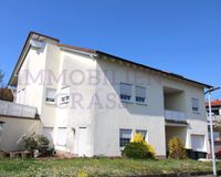Seitliche Ansicht mit Einliegerwohnung und Terrasse