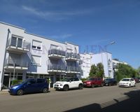 Straßenansicht von links