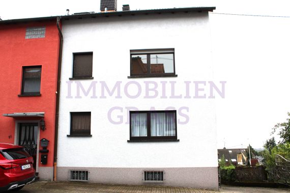 RENOVIERTE UND SEHR GROßZÜGIGE MAISONETTE-WOHNUNG IN RUHIGER WOHNLAGE VON ELVERSBERG