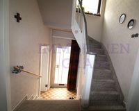 Eingang mit Treppenhaus