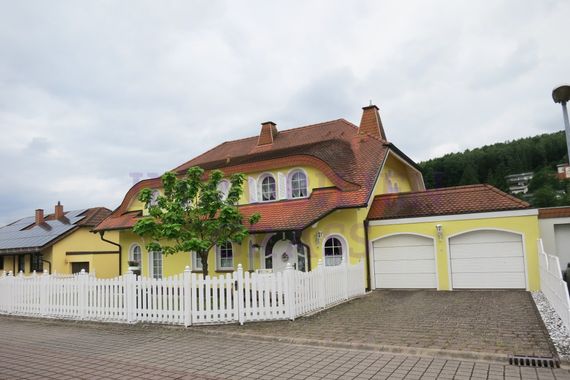 EXKLUSIVES UND GROßÜGIGES ANWESEN IM LANDHAUSSTIL IN SEHR RUHIGER LAGE VON SPIESEN